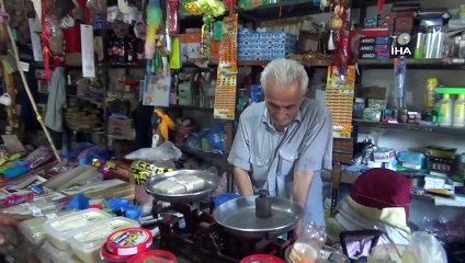 Ramazan Dede 60 yıldır köyün bakkalını işletiyor