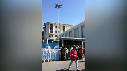 Polis, AKP İstanbul İl Binası önünde oturmak isteyen anneleri yine uzaklaştırdı