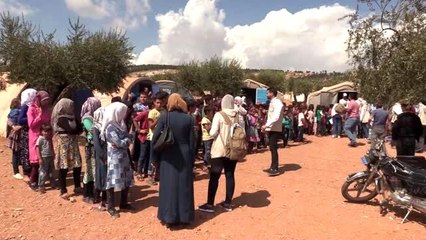 Kuveytli gönüllülerden Suriye'deki çocuklara kırtasiye yardımı