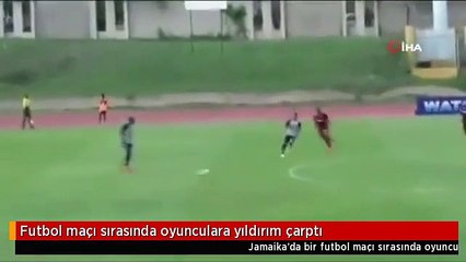 Futbol maçı sırasında oyunculara yıldırım çarptı
