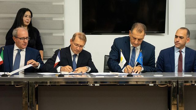 Κυπριακή ΑΟΖ: «Έπεσαν» οι υπογραφές με TOTAL-ENI για το τεμάχιο 7