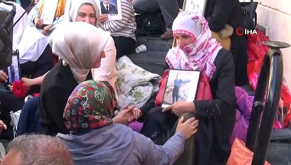 KADEM’den HDP il binası önünde evlatları için eylem yapan ailelere destek ziyareti