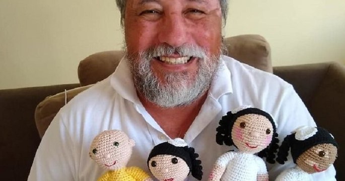 Cet homme crée de jolies poupées vitiligo pour décomplexer les enfants atteints par cette maladie