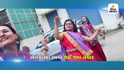 અમદાવાદી કપલનો યૂનિક આઇડિયા, પ્લાસ્ટિકમાંથી તૈયાર કર્યા કલરફૂલ, કમ્ફર્ટેબલ અને ફેશનેબલ રેઇનકોટ ચણિયા ચોળી