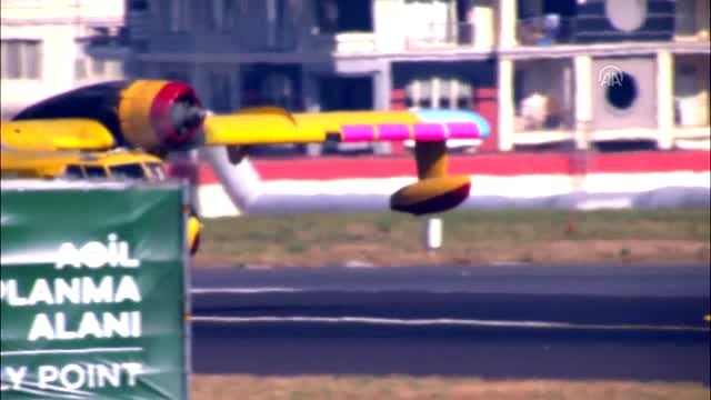 TEKNOFEST İstanbul ikinci gününde devam ediyor - THK yangın söndürme uçağı gösteri uçuşu