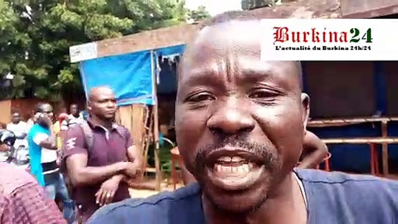 Burkina : Un manifestant réagit à la marche dispersée des syndicats