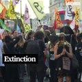 Des militants écologistes marquent la fin de la Fashion Week de Londres avec une marche funèbre