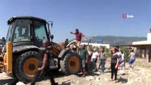 Samandağ'da kaçak yapıların yıkımında arbede