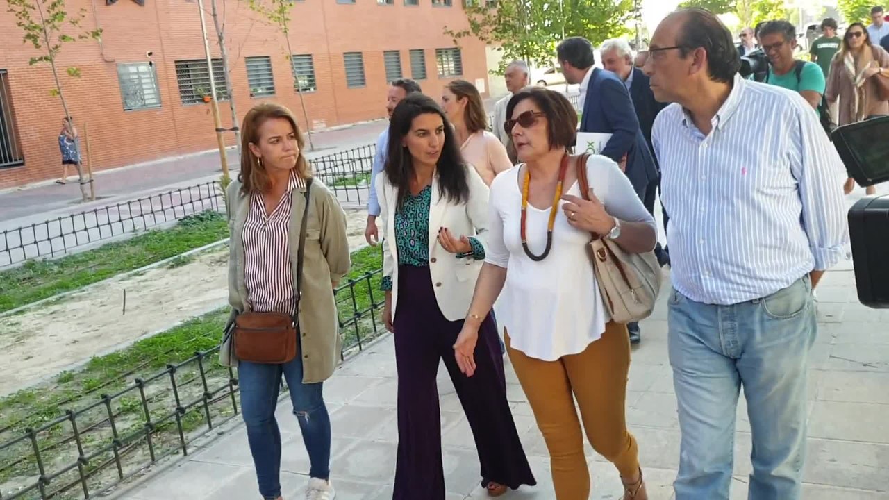 Rocío Monasterio visita un edificio ocupado en Vallecas