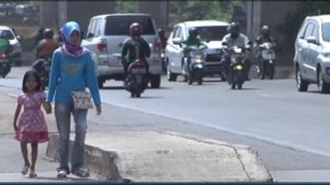 Keberadaan Trotoar di Tengah Jalan Raya Kalimalang Dikeluhkan Warga