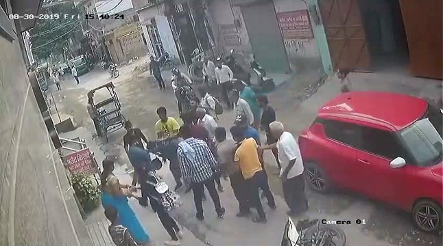 Ladrões têm o merecido castigo após tentativa falhada de assalto a uma mulher