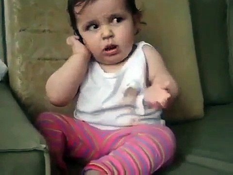 Cette fillette imite sa maman à la perfection et c'est tellement mignon