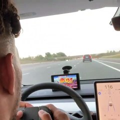 Il joue à Smash Bros au volant de sa Tesla