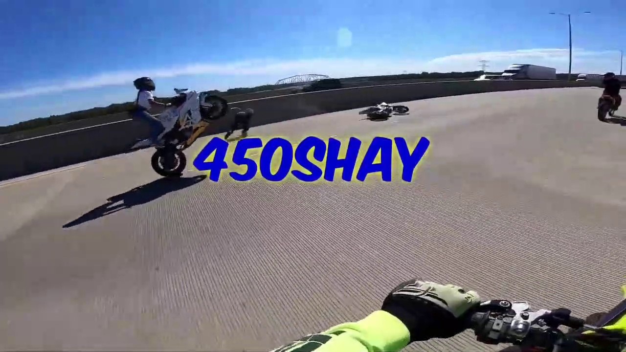 Un motard fait un vol plané à cause d'un autre biker qui chute juste devant lui