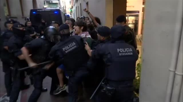 Dos detenidos y dos agentes heridos en el desalojo de una casa 'okupa' en el centro de Barcelona