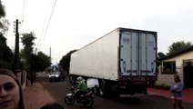 Interlagos: Caminhão arranca cabo da rede elétrica e imóveis ficam sem luz