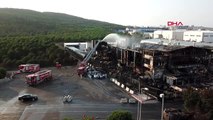 Tuzla'da yanan fabrikada soğutma çalışmaları devam ediyor
