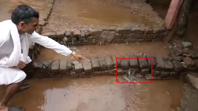 इस गांव में घरों की दीवार व फर्श से अपने आप निकल रहा पानी, लोग पलायन को मजबूर, वीडियो