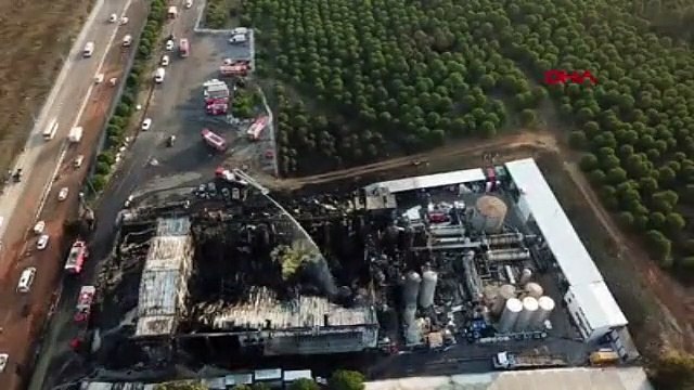 Tuzla'da yanan fabrikada soğutma çalışmaları devam ediyor