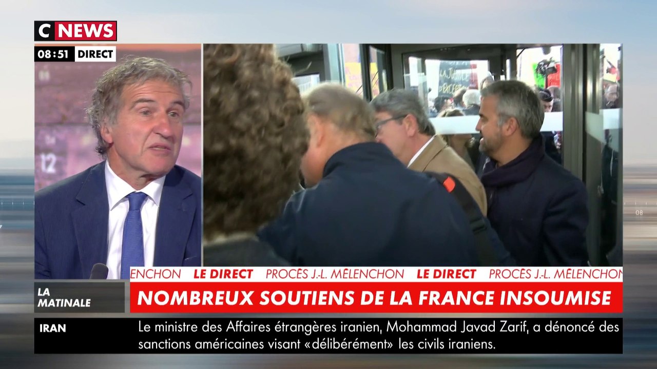 Perquisitions à LFI : Jean-Luc Mélenchon est arrivé au tribunal de Bobigny entouré d'un comité de soutien