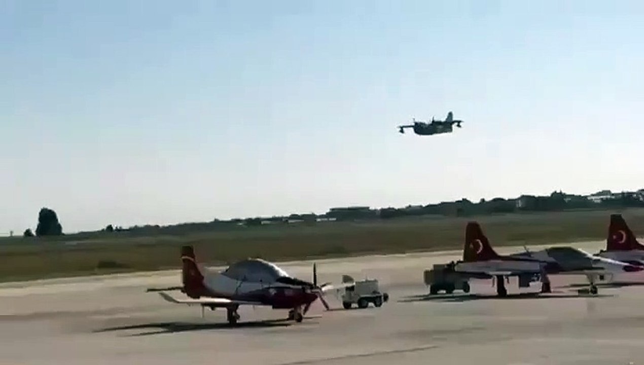 Bakan'ın ''uçamaz'' dediği uçak TEKNOFEST'te şo...
