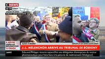 Procès Mélenchon : Regardez les cris et les bousculades lors de l'arrivée de Jean-Luc Mélenchon ce matin devant le tribunal correctionnel de Bobigny