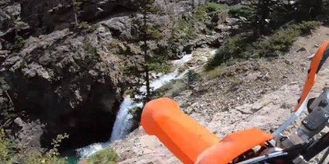 Un motorista se precipita desde lo alto de un enorme precipicio de 20 metros hasta un río y sale ileso
