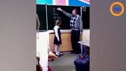 Il humilie une élève devant le reste de la classe. Ça ne va pas lui plaire du tout !