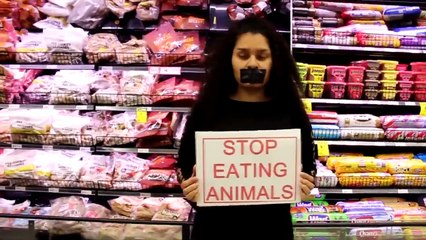 Vegan aktivistler, et reyonunun önünde 'Et yemeyi bırakın' dövizleriyle eylem yaptı