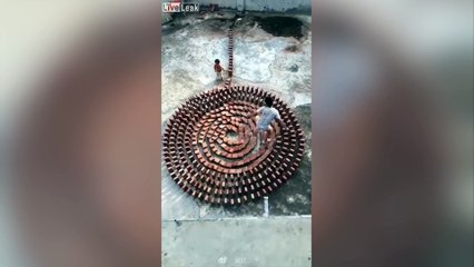 Cet enfant aide, à sa manière, son papa à faire des dominos.... Oups !