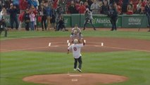 El legendario Carl Yastrzemski hace el lanzamiento de honor a su nieto Mike