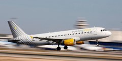 Desalojan urgentemente a los aterrorizados pasajeros de un avión en Barcelona por el humo que llenaba la cabina