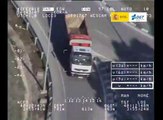 VÍDEO: un conductor de camión cazado usando el móvil