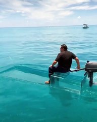 Ce petit bateau transparent vaut la peine d'essayer