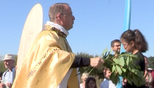 Et Dieu créa… la glisse | La bénédiction des surfeurs et de leur planche