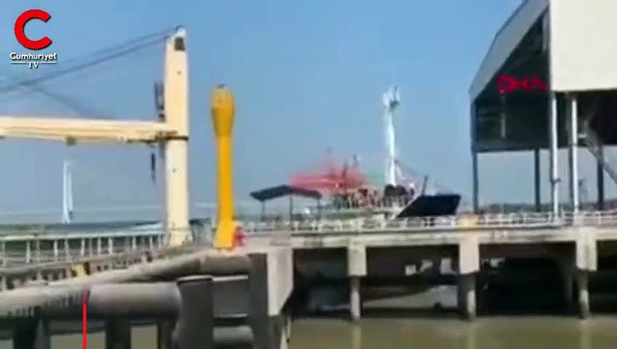 Kontrolden çıkan gemi iskeleyi böyle yıktı