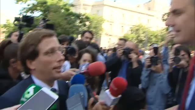 Rifirrafe entre Martínez Almeida y Ortega Smith por la pancartas contra la violencia de género