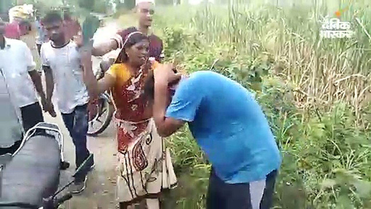 परिजनों ने मनचले को पकड़कर धुना