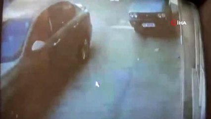 75'lik sürücü direksiyon hakimiyetini kaybetti, masada oturan müşterilere çarptı