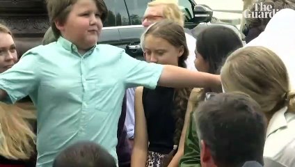 O dünyayı, yaşıtları da onu koruyor: Fotoğrafçılara karşı Greta Thunberg'e kalkan oldu