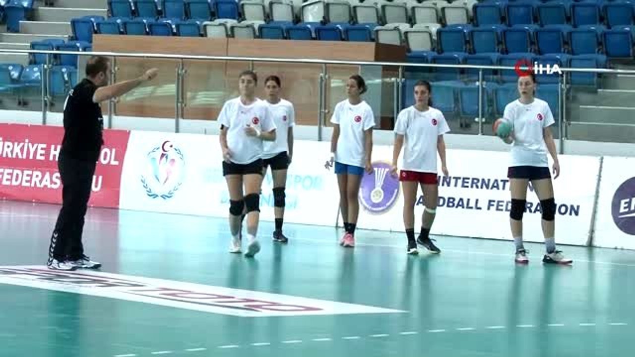 (Özel Haber) A Milli Kadın Hentbol Takımı, Fransa ve Hırvatistan maçı için kampa girdi