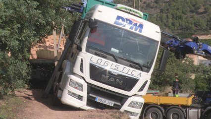 Un camión de gran tonelaje queda atrapado en un camino rural