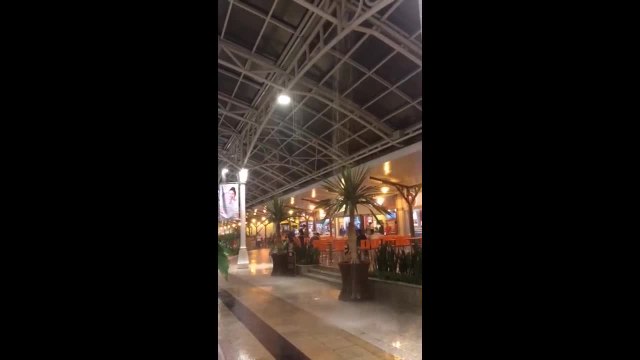 Tempestade com granizo e ventos fortes deixa destruição em shopping e estabelecimentos!