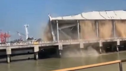 Tonlarca ağırlığındaki gemi iskeleye çarptı ve...