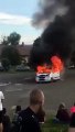 Un camion de pompiers fait une entrée renversante