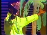 Retro avec KOFFI OLOMIDE, appréciez le style et le décalage