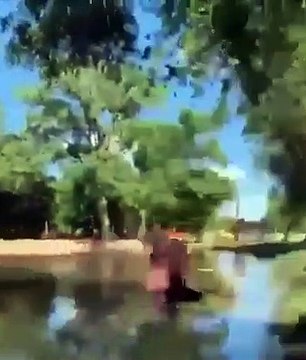 Environ 10 amis s'accrochent à la fois à une corde