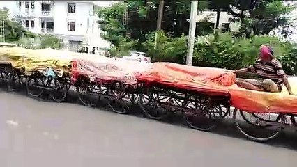 Ingenious traders build 'tractor train' to transport goods in central India