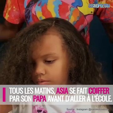 Cette petite fille se fait coiffer par son papa tous les matins