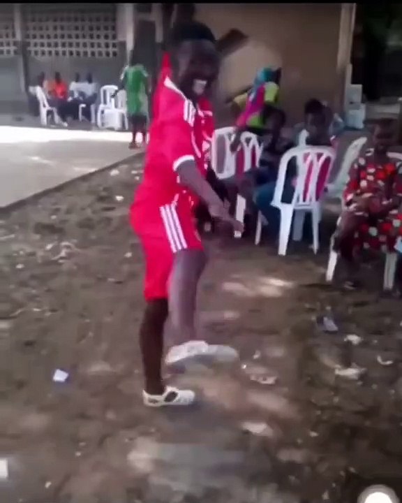 Vous n'y verrez que du feu ! Ce petit effectue une danse endiablée qui mettra tout le monde d'accord.